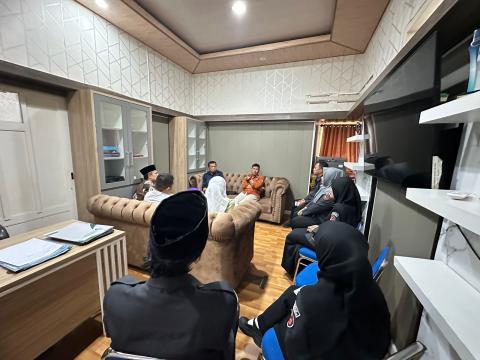 Pimpinan Bawaslu Kabupaten Ciamis, Pimpinan KCD Pendidikan Wilayah XIII Ciamis, dan Staf Bawaslu Kabupaten Ciamis membahas tentang pembuatan MoU.