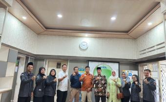 Foto KCD Pendidikan Wilayah XIII Ciamis dan Bawaslu Kabupaten Ciamis dengan pose Salam Awas setelah Koordinasi pada Hari Selasa, 5 Agustus 2025.