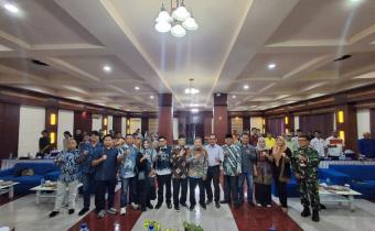 Foto Ketua, Anggota Bawaslu Kabupaten Ciamis, dan Kasek Bawaslu Provinsi Jawa Barat bersama Para Stakeholders dalam acara Penguatan Kelembagaan di Hotel Tyara Plaza pada Sabtu, 27 September 2025